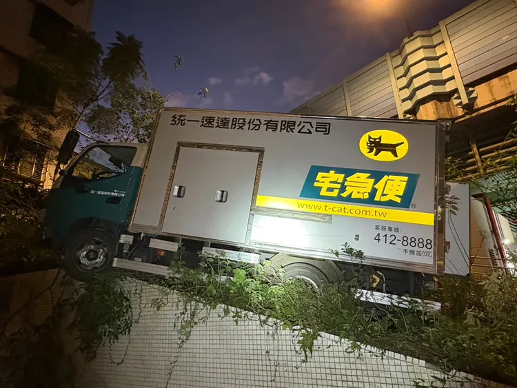 黑貓小貨車暴衝斜坡。翻攝畫面