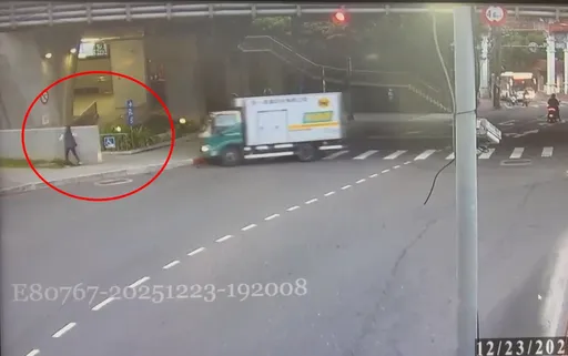 新店玫瑰中国城外「黑猫」暴冲　惊险画面曝光！她一秒躲过死神