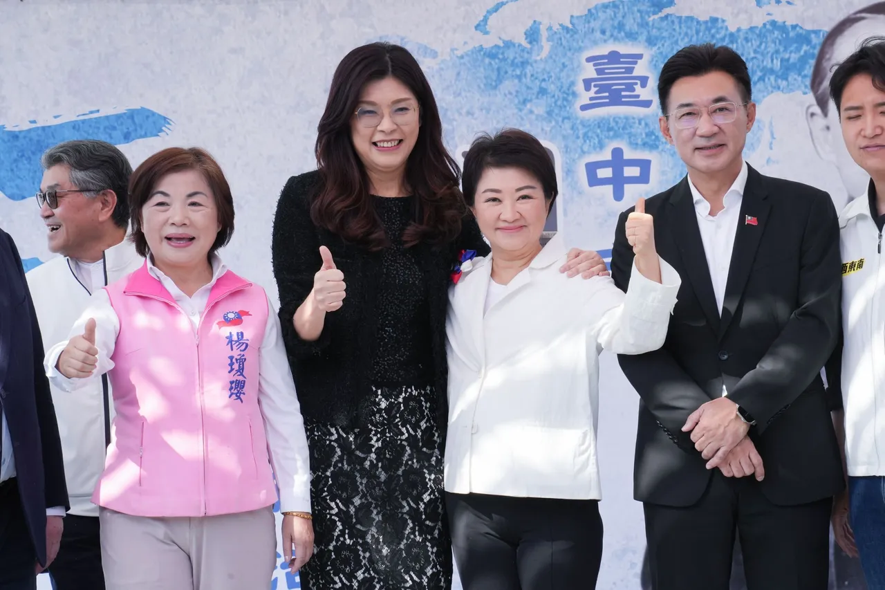 郑丽文就任国民党主席后首度与卢秀燕同框，两人互动亲密，破除不合传言。民众提供