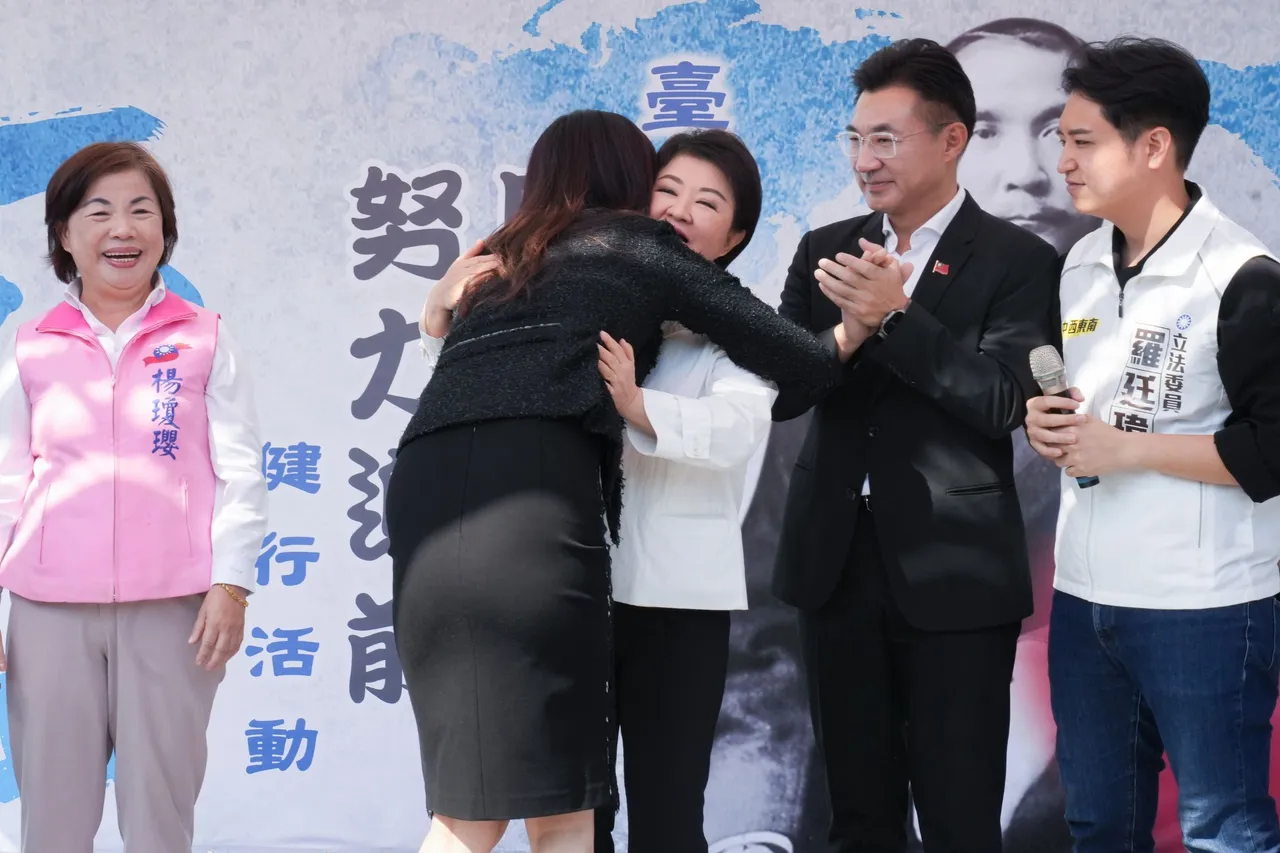 郑丽文一台就给卢秀燕一个大大的拥抱。民众提供