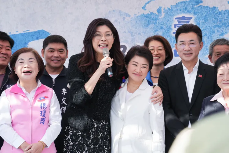 国民党主席郑丽文就任后今首度和台中市长卢秀燕同框，卢两度喊出「支持郑主席」，郑推崇卢是「太阳」。民众提供