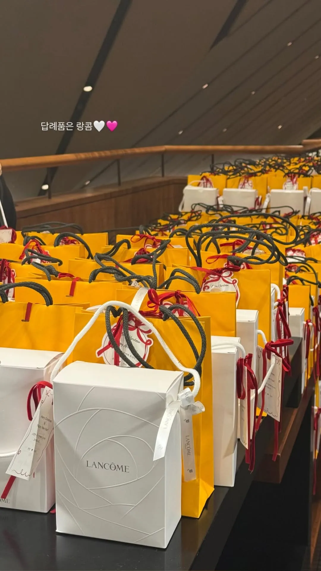 谢礼是申敏儿代言的兰蔻和金宇彬爱用的帕尔玛之水。翻摄品牌经理IG