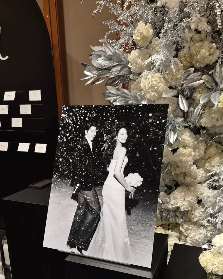 金宇彬、申敏兒婚禮以大量鮮花裝飾，雪中浪漫婚紗照擺在入口處。翻攝IG