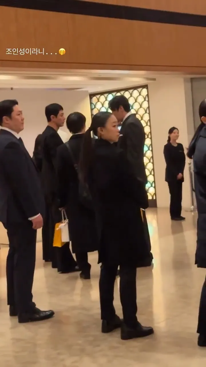 有網友拍到趙寅成婚禮結束後，與李光洙在飯店大廳聊天。翻攝AM娛樂、_ssong__hi IG