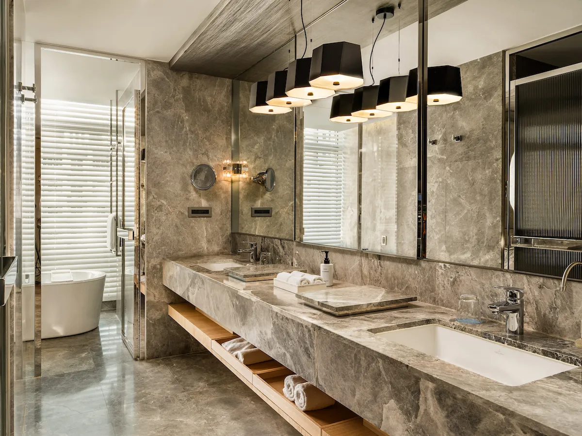 然一酒店客房卫浴。业者提供