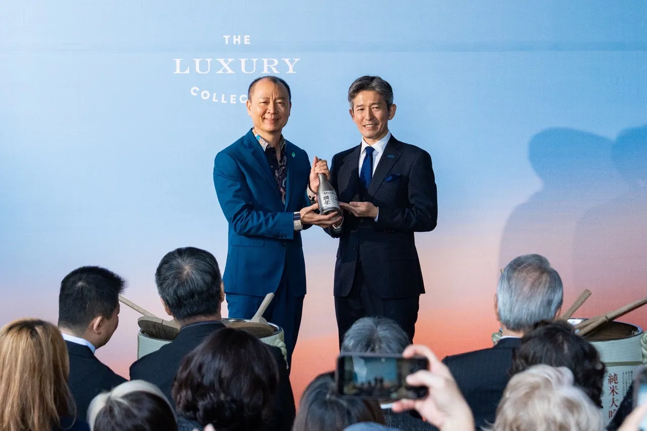 株式会社獭祭社长樱井一宏今(12/22)特别准备最高旗舰酒款「獭祭之挑」赠予然一酒店总裁邵永添，除表达祝贺，也象征双方长年深厚的友好情谊。业者提供