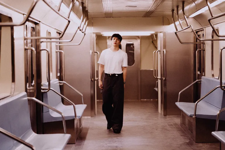 政学自曝当年3000万点听窜红歌曲《是你》，创作动机竟是为了「补贴生活费」。无有文化提供