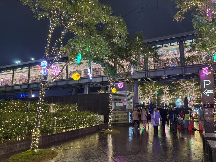受雨勢影響，信義區人潮不如預期。江孟謙攝