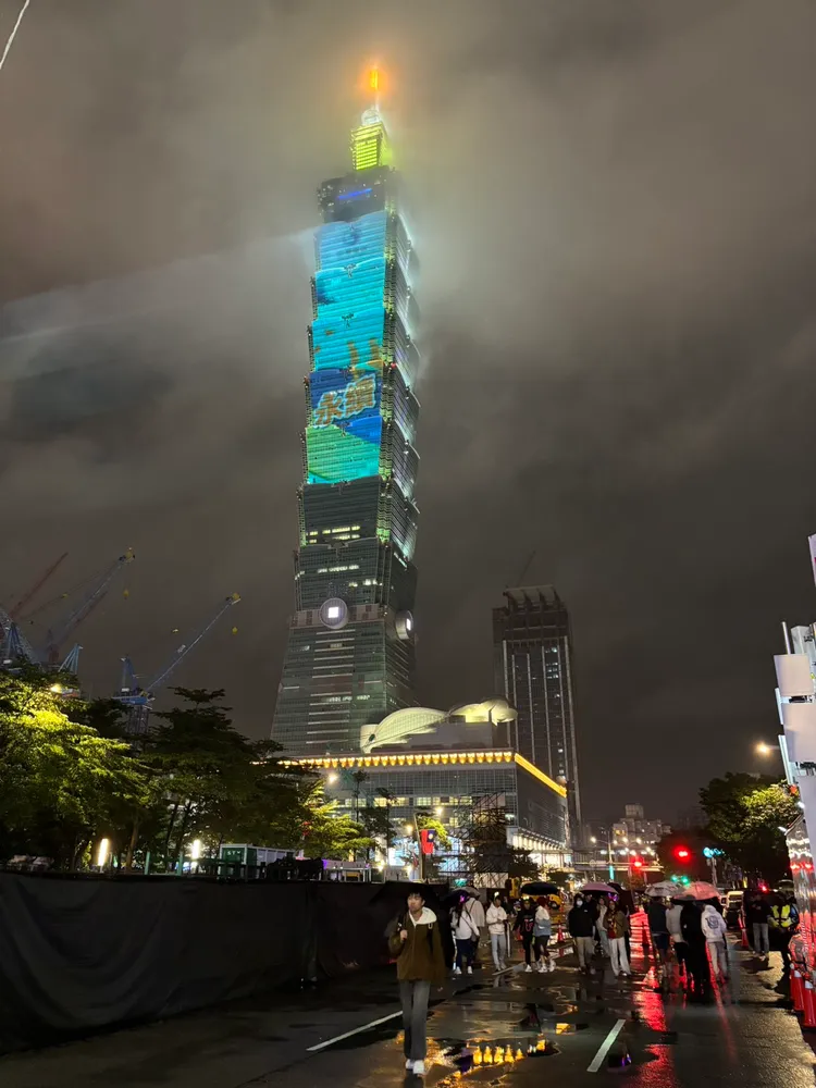 由於馬路積水，暫時沒有民眾打地鋪搶位置。江孟謙攝