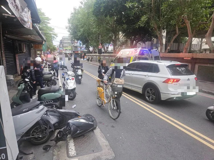 小客车疑似为闪路边违停车辆而撞击女骑士。翻摄画面