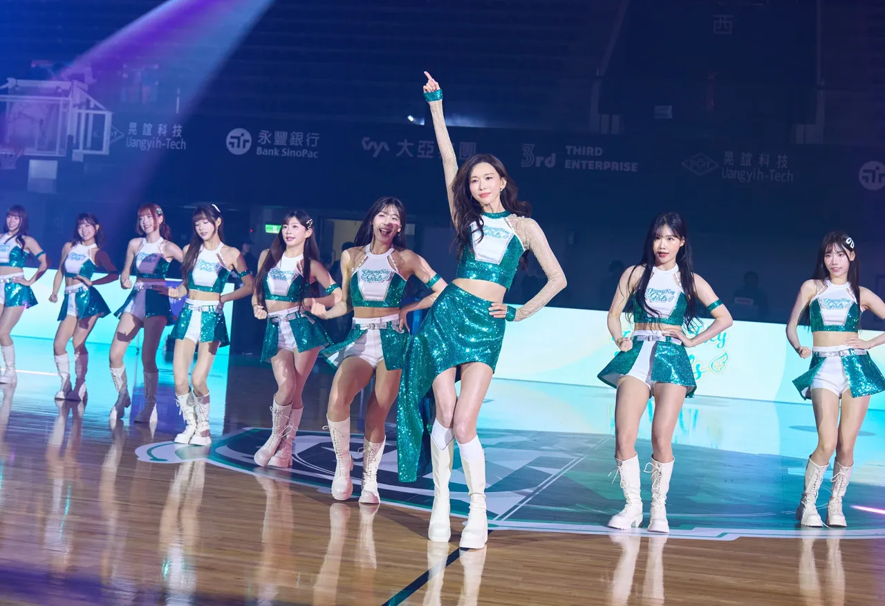 林志玲秀大长腿。林志玲工作室提供