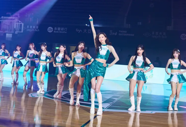 林志玲秀大長腿。林志玲工作室提供