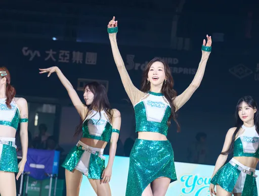 林志玲加入啦啦队热舞应援　啦啦队服秀大长腿不输女孩