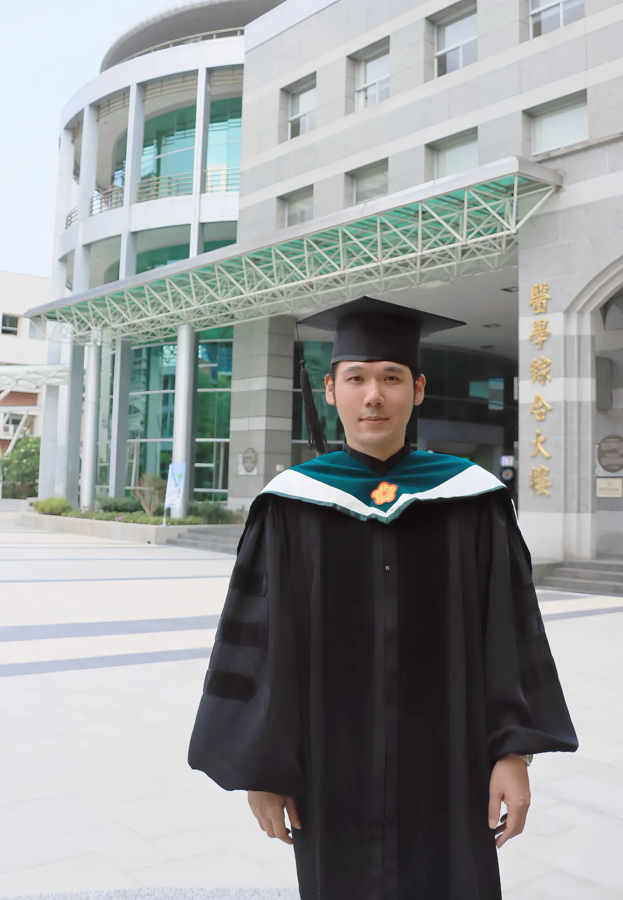 薛博仁的博士毕业照。薛博仁提供