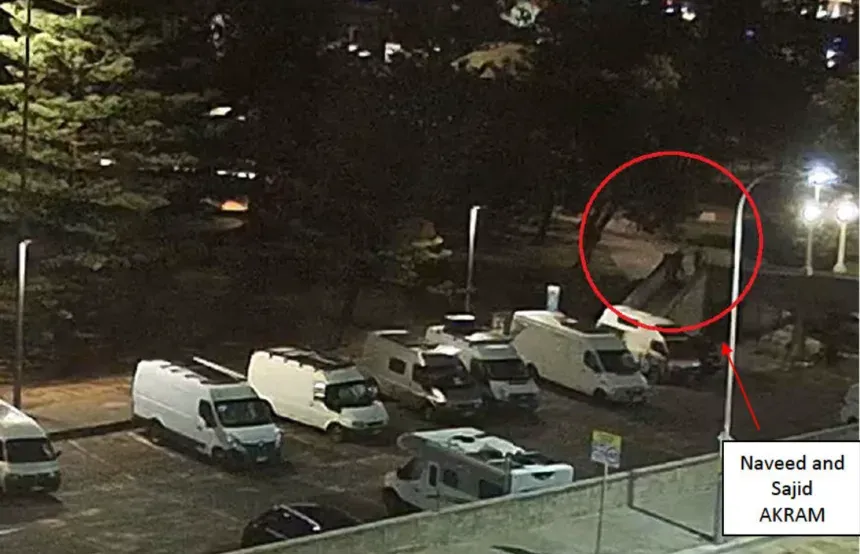 监视器拍到父子俩（红圈处）犯案两天前曾去现场勘查。翻摄画面