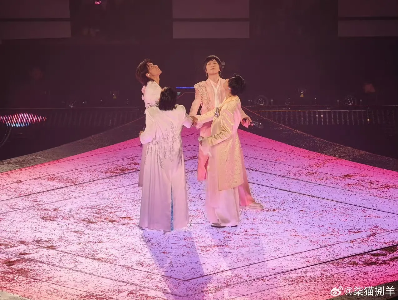 阿信配合F3，造型罕见走粉嫩王子风。摘自微博