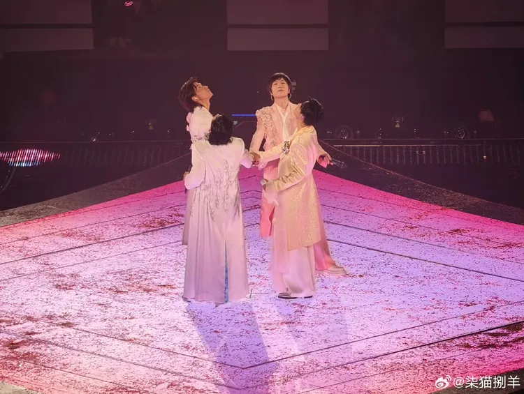 阿信配合F3，造型罕見走粉嫩王子風。摘自微博