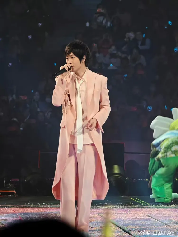 阿信成套粉色西裝上身，顛覆以往風格。摘自微博