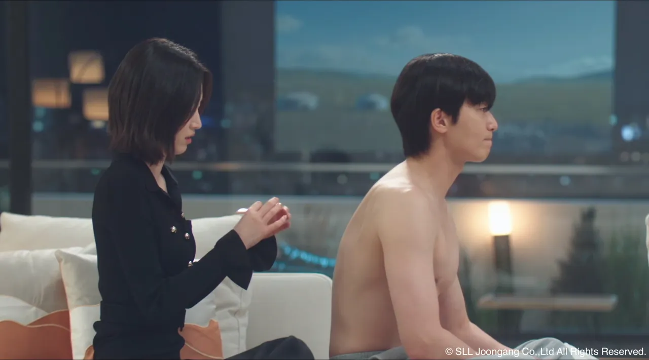 朴叙俊（右）只是想请元志安贴贴布，让她差点想歪。Hami Video提供