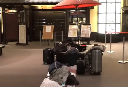 青森7.6强震冲击北海道　电车停驶！民众为避难夜宿机场