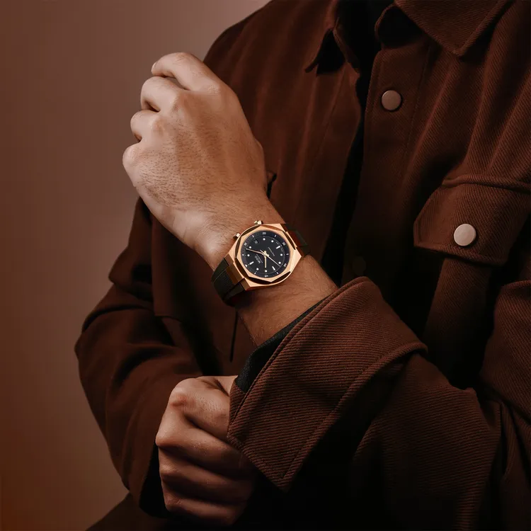 玫瑰錶殼搭配霧面黑色錶盤更顯溫潤。品牌提供
