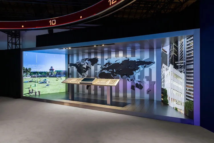 勞力士於不同時區所支持的全球活動，並展示 GMT-Master II 腕錶，透過雙色外圈設計，呼應跨越時區的實用需求。品牌提供