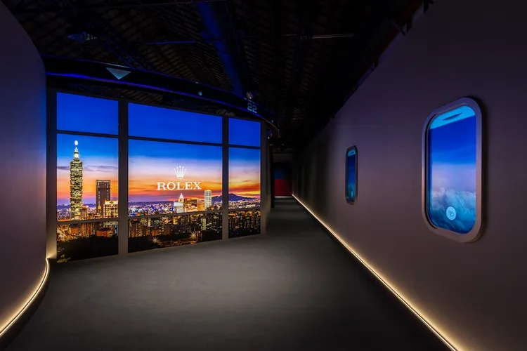 勞力士GMT-Master「穿越時區」展覽天際線展區以台北夜景為視覺主題，呼應 GMT-Master 兩地時間的設計概念。品牌提供