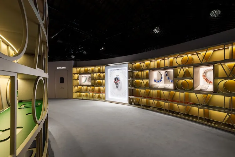 勞力士GMT-Master「穿越時區」展覽展區之一，透過展示空間設計，呈現 GMT-Master II 現行錶款及其設計細節。品牌提供