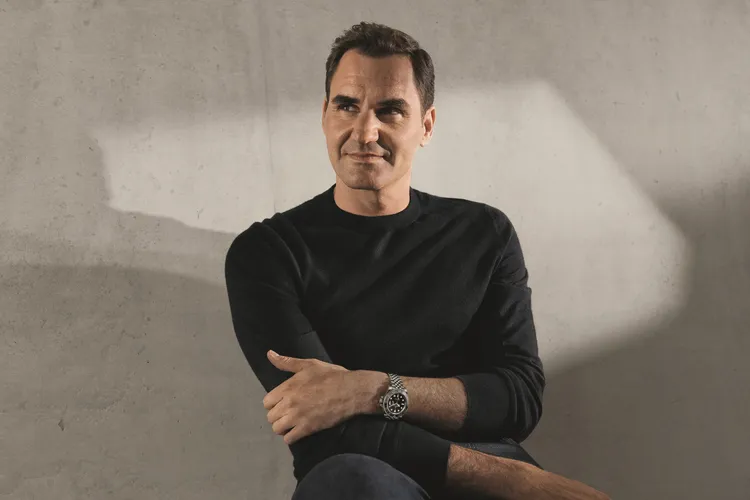 前網球選手兼勞力士代言人費德勒，佩戴搭配灰黑雙色Cerachrom陶質字圈的蠔式鋼款GMT-Master II腕錶。品牌提供