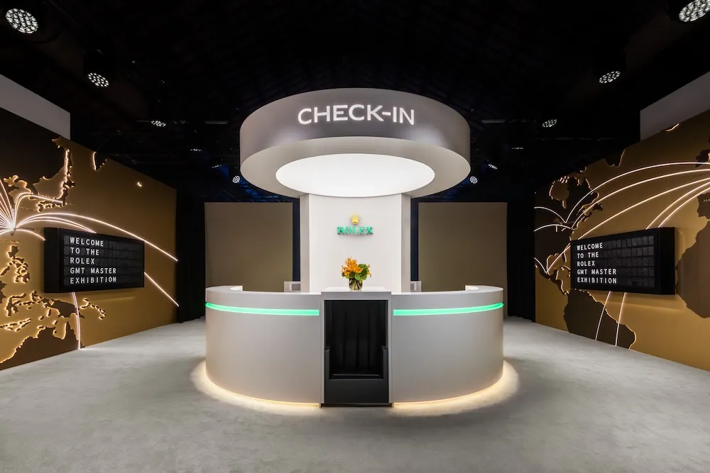 劳力士GMT-Master「穿越时区」展览入口 Check-in 柜台。品牌提供