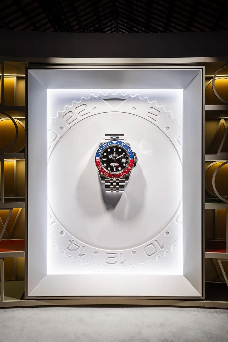 勞力士GMT-Master「穿越時區」展覽特製的放大版GMT-Master II，配備紀念型錶帶。品牌提供