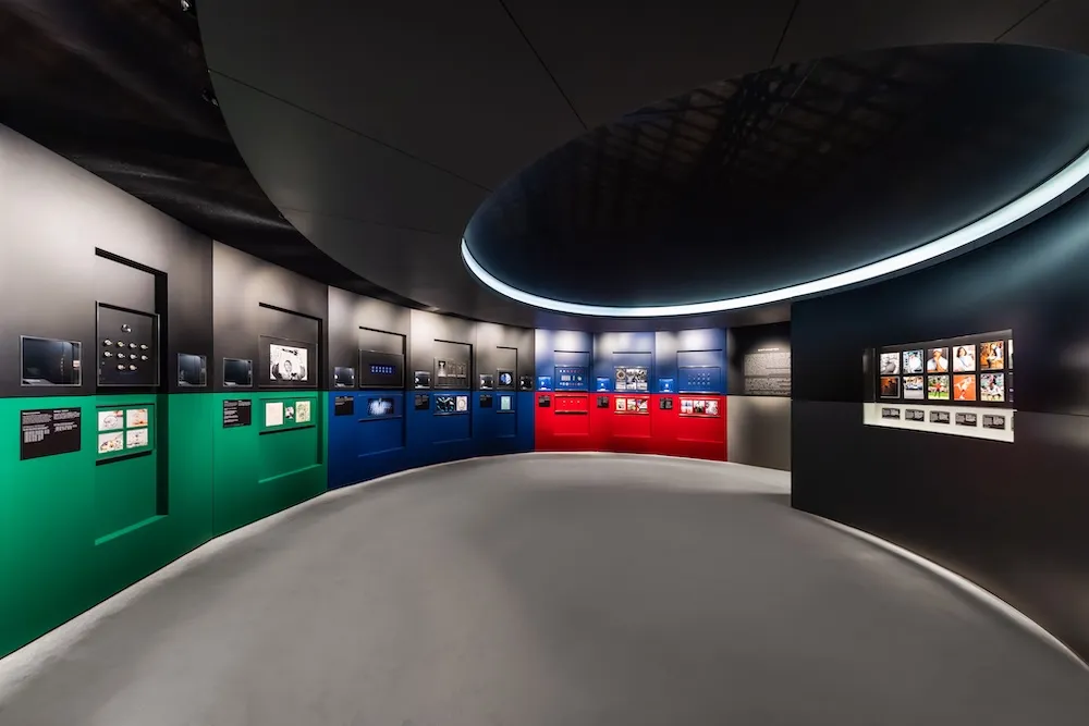 劳力士 GMT-Master「穿越时区」展览「Time Zone to Time Zone」主展区，呈现GMT-Master系列的设计演进与代表性元素。品牌提供