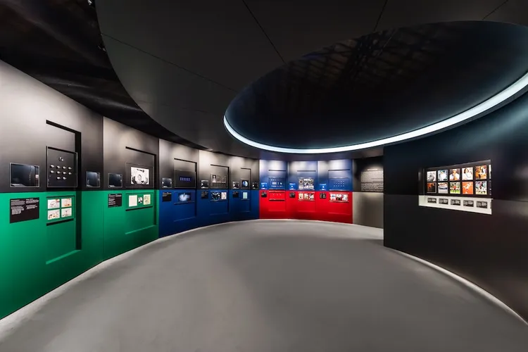 勞力士 GMT-Master「穿越時區」展覽「Time Zone to Time Zone」主展區，呈現GMT-Master系列的設計演進與代表性元素。品牌提供