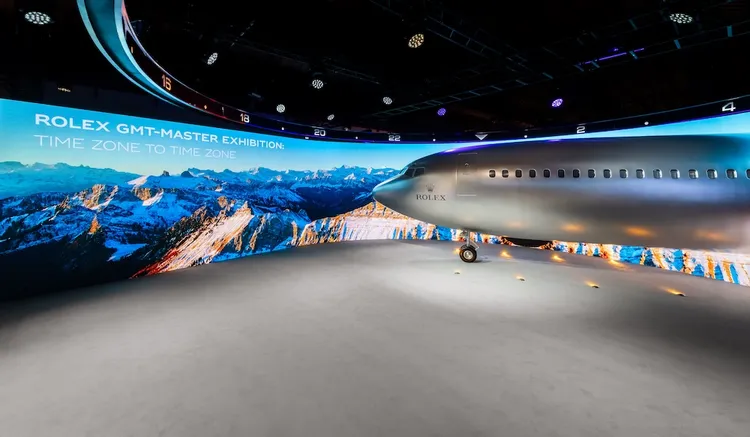 勞力士GMT-Master「穿越時區」展覽中的3D飛機裝置，重現1950年代航空場景，呼應GMT-Master腕錶問世的時代背景。品牌提供