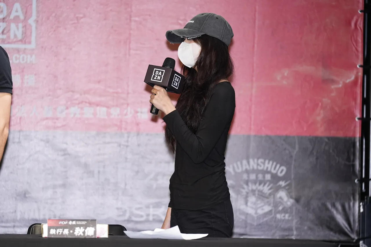 记者会现场，1位举著「我是受害者」的女子突然走上台，指控孙生。彭欣伟摄