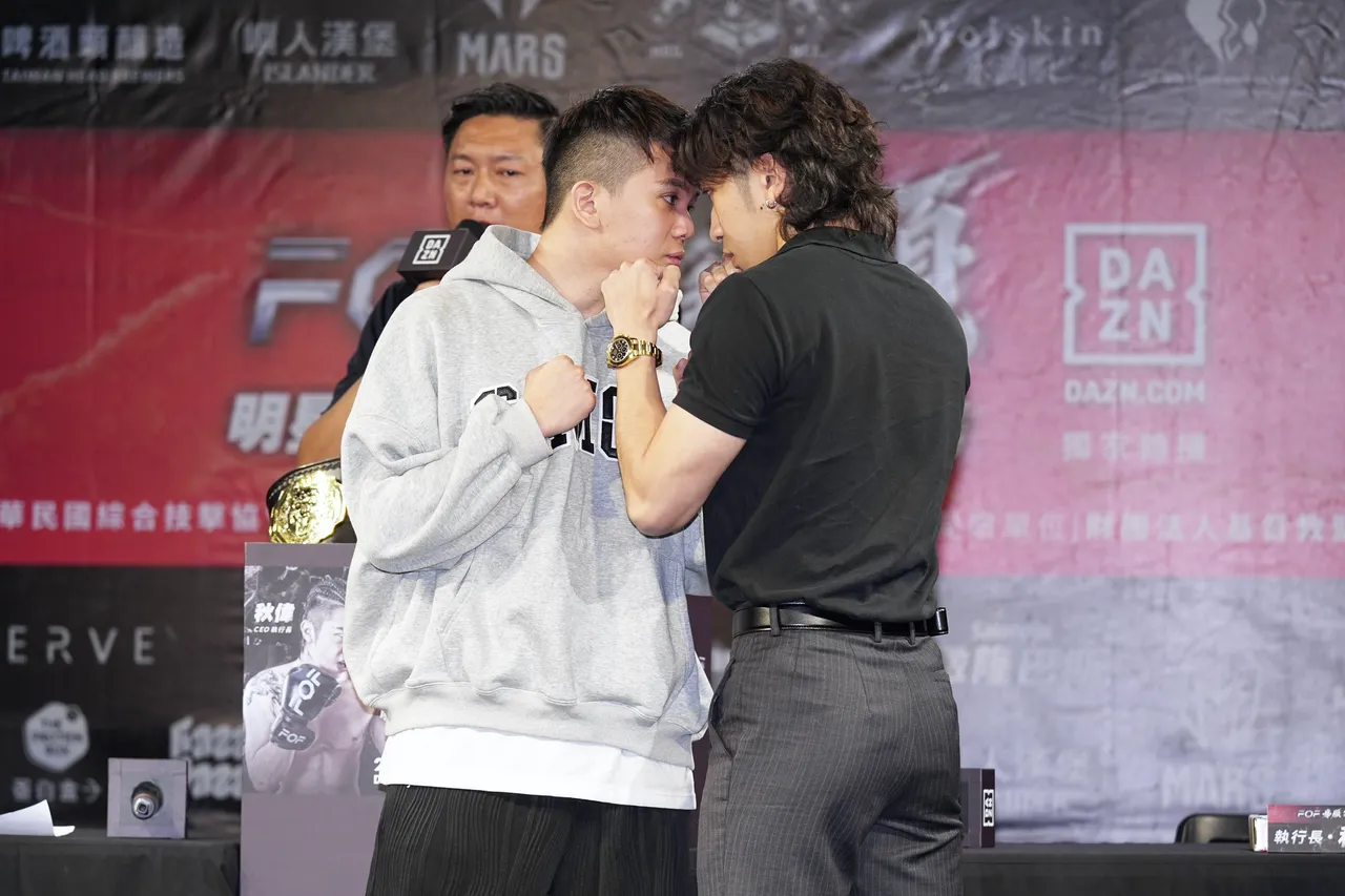 孙生（左）现场与对手秋伟频频呛声。彭欣伟摄