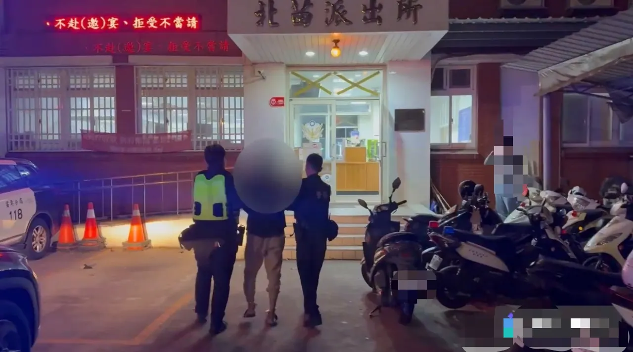 苗栗警分局逮捕何男，将依伤害、恐吓等罪送办。民众提供