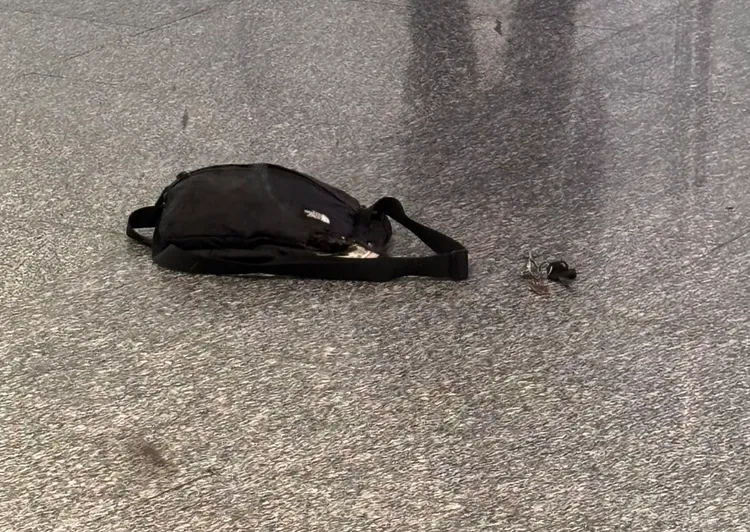 旅客隨身包內鋰電池自燃起火。航警局提供