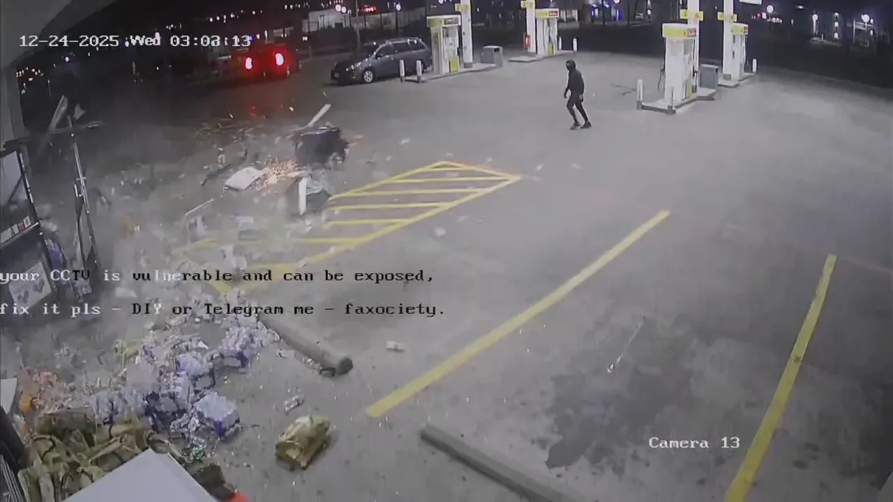 抢匪成功将ATM钱箱拉出店外，之后就拖著钱箱逃离现场。翻摄自X