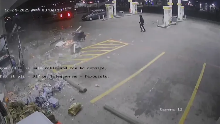 搶匪成功將ATM錢箱拉出店外，之後就拖著錢箱逃離現場。翻攝自X