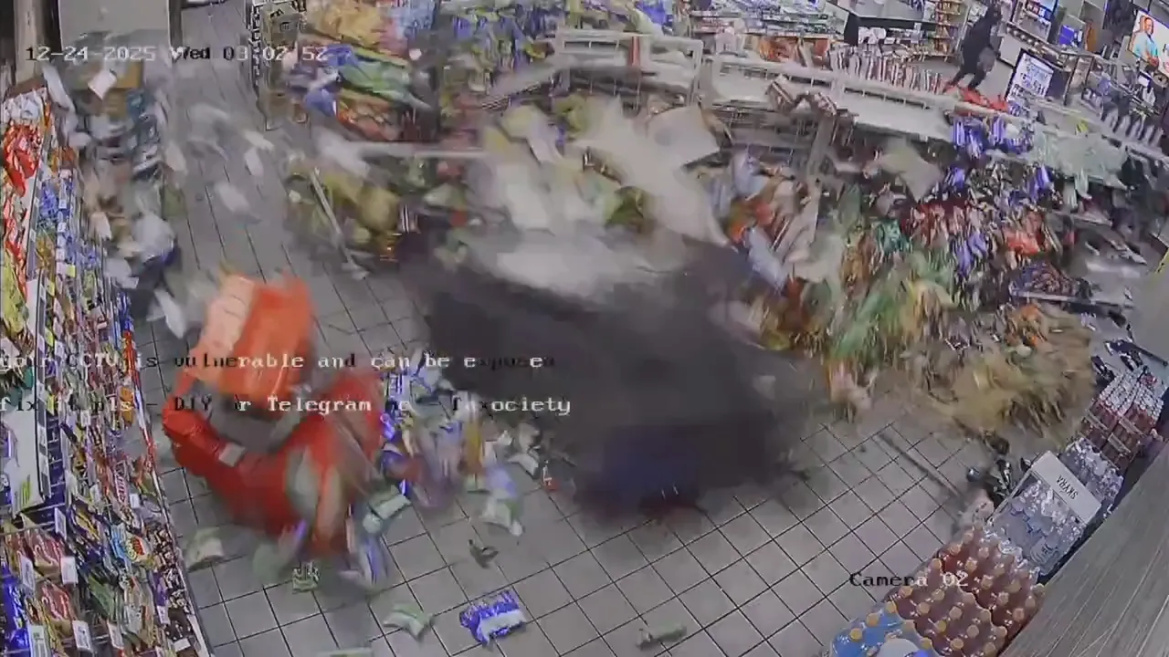 超扯！玩命关头车拉走金库「小7版真实上演」　双匪摧毁整间店