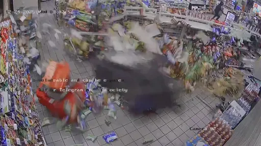 超扯！玩命关头车拉走金库「小7版真实上演」　双匪摧毁整间店