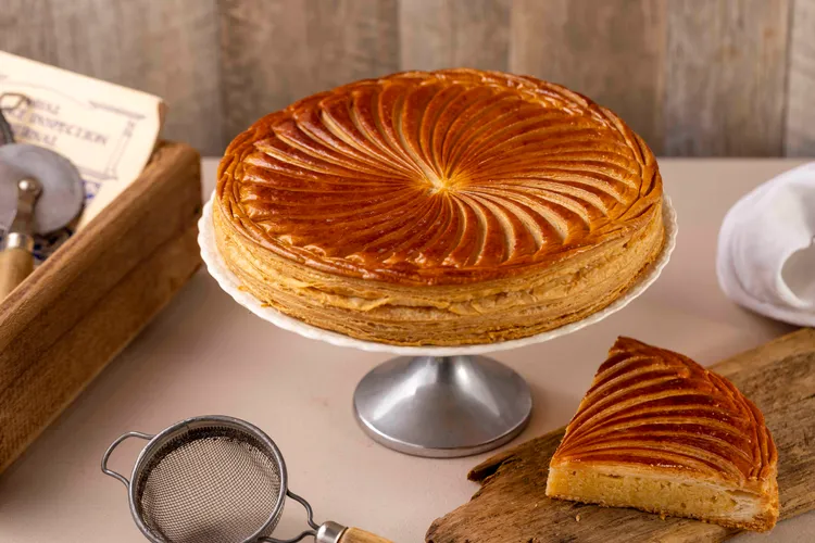 櫻桃屋 Cheriya Bakery原味國王派1150元/8吋。派皮混合使用3款麵粉製作，讓派皮更加酥鬆，內餡單純使用杏仁奶油餡，不加卡士達，以蓬鬆清香的內餡呼應外皮的口感，呈現平衡圓滿的法式風情。另有栗子、草莓和開心果等口味。業者提供