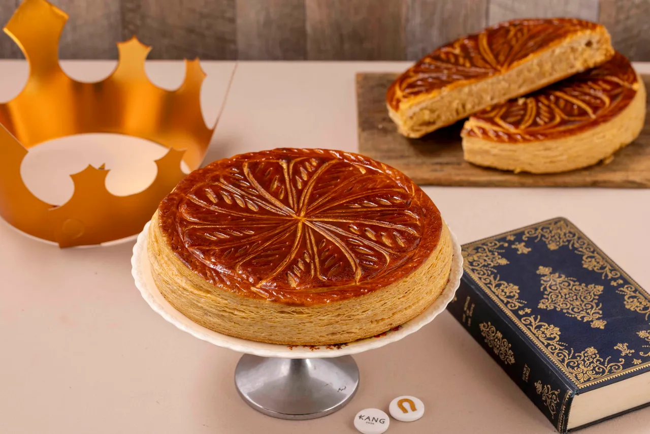 KANG Artisan Bakery经典国王派 1680元/吋。以反折式派皮工法堆叠出轻盈酥松口感，内馅用料复杂而讲究，杏仁膏以3-4种不同类别的糖堆叠香甜层次、100%义大利西西里顶级杏仁粉带来浓郁坚果香，卡士达酱则增加滑顺度与湿润口感。业者提供