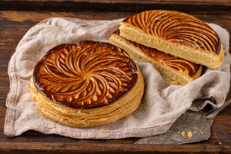 TOP烘焙房萊思克黃金國王派 799元/8吋。派強調選用法國萊思克 AOP發酵奶油製作派皮，搭配私房堅果杏仁奶油內餡，外層酥香迷人，內餡甜而不膩，兩者完美搭配令人垂涎。業者提供