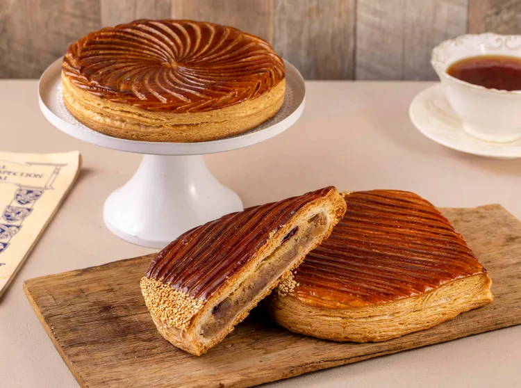 拾穗BAKERY黃金秋栗國王派(前))1850元/6吋、法式經典國王派1850元/8吋、1450元/6吋。限量的黃金秋栗國王派曾榮獲法國萊思克盃國王派冠軍賽亞軍殊榮，經典國王派採反折技法製作 324層千層派皮，層層分明、口感酥鬆。業者提供