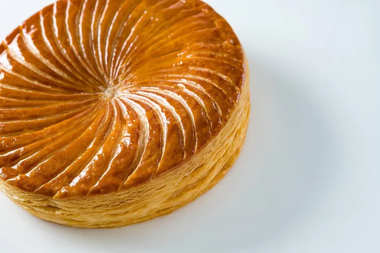 CJSJ經典國王派1280元/7吋、280元/四分之一片。外層酥脆金黃，內餡柔滑香甜，完美平衡奶香與杏仁香氣，每一口都散發法式精緻風味、令人回味。業者提供