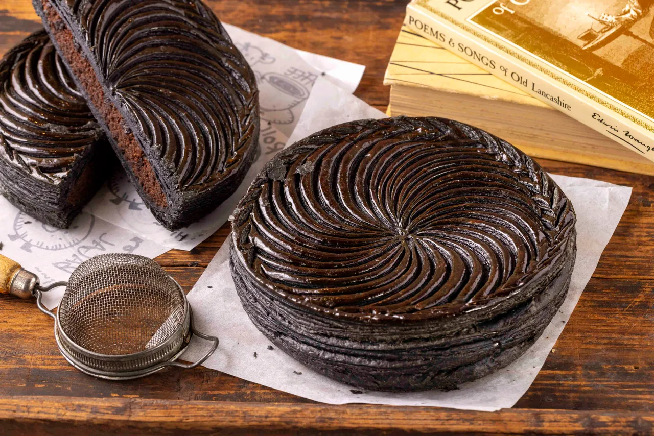 莱德生活烘焙巧克力酸樱桃国王派 800元/6吋、120/片。派皮加入竹炭粉呈现全黑外观，内馅为浓郁的巧克力杏仁奶油馅搭配酒渍酸樱桃干，跳脱传统框架，创造更具个人风格与层次感的国王派。业者提供