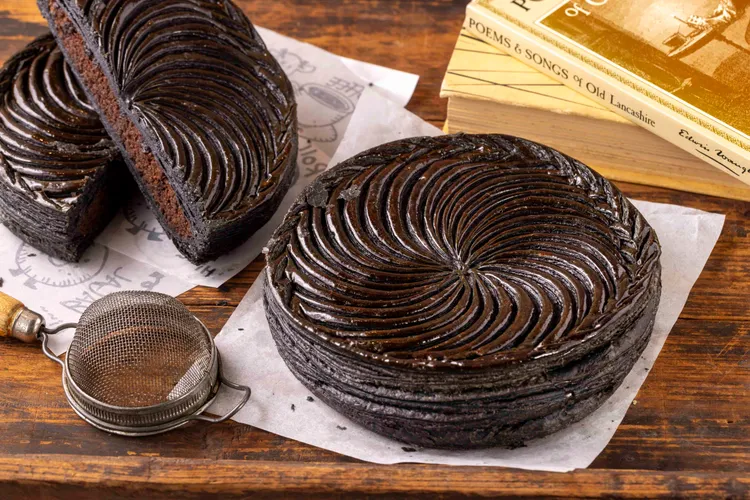 萊德生活烘焙巧克力酸櫻桃國王派 800元/6吋、120/片。派皮加入竹炭粉呈現全黑外觀，內餡為濃郁的巧克力杏仁奶油餡搭配酒漬酸櫻桃乾，跳脫傳統框架，創造更具個人風格與層次感的國王派。業者提供