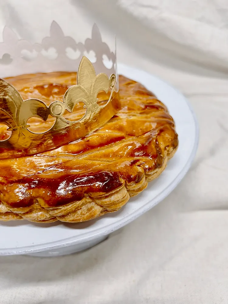 CHICHI Artisan Boulanger法式傳統國王派 1200 元/8吋、190元/個人版。選用法國萊思克 AOP 頂級發酵奶油，手工摺疊製作層次分明的千層派皮，搭配經典法式杏仁奶油餡，香氣濃郁、層次豐富。業者提供